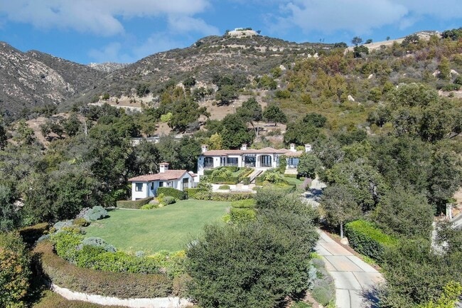 Building Photo - 700 E Mountain Dr