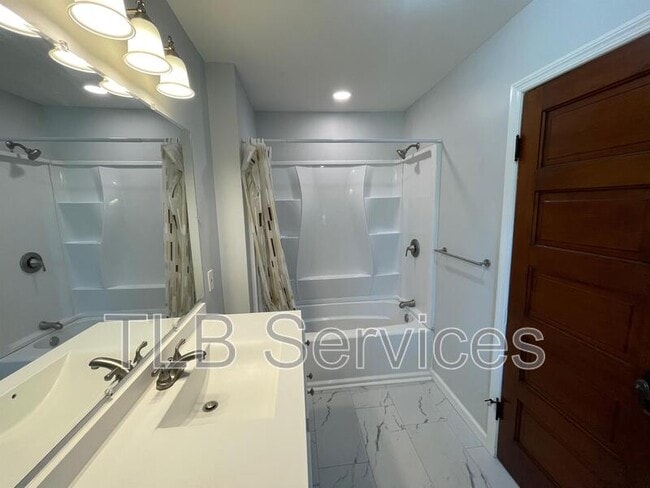 Building Photo - 402 Electric St