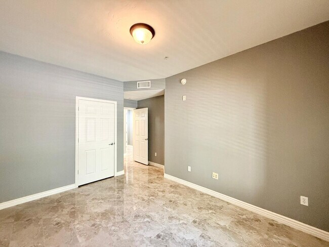 Building Photo - 5450 E Deer Valley Dr