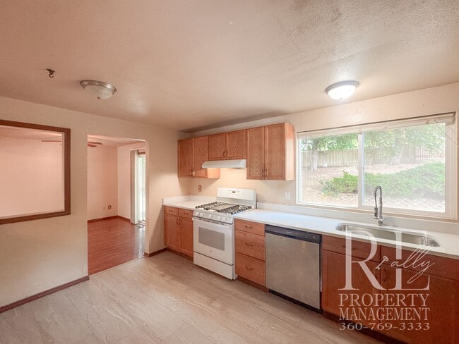 Building Photo - 7880 Oxbow Ave