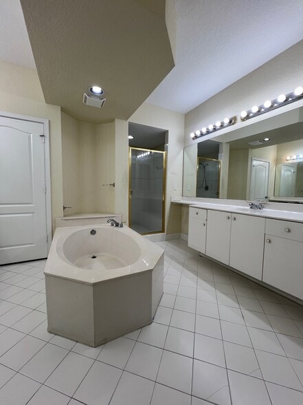 Master bathroom - 10710 NW 66th St