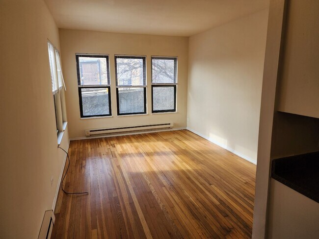 Building Photo - East Rogers Park One Bedroom *Income Guide...