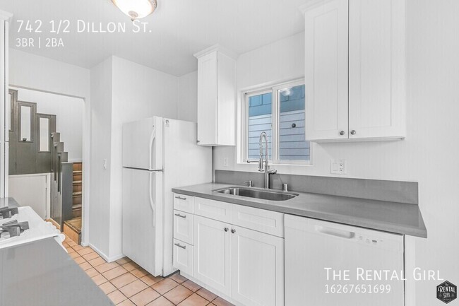 Building Photo - Charming 3 Bedroom Home in Silver Lake! | ...