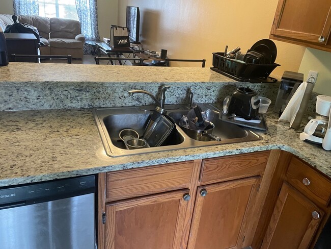 Granite Counter, Bar, Double Sink - 144 Reserve Cir