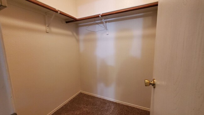 Building Photo - Spacious Four Bedroom