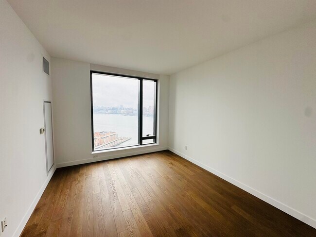 Building Photo - 99 Hudson St