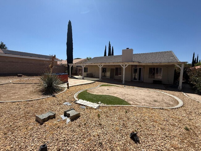 Building Photo - Quartz Hill 4 Bedroom 2 Bath!