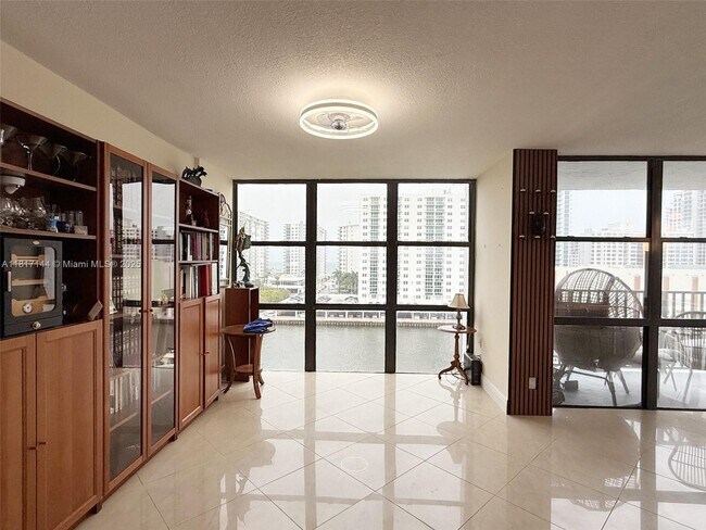Building Photo - 800 Parkview Dr