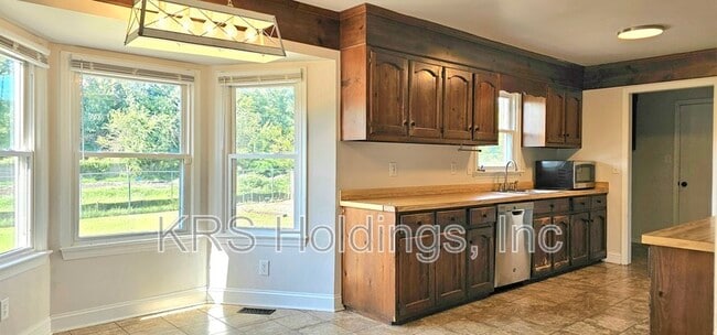Building Photo - 2536 Roundtree Cir