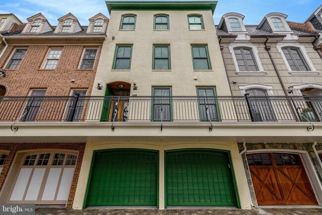 Building Photo - 229 Locust St SE