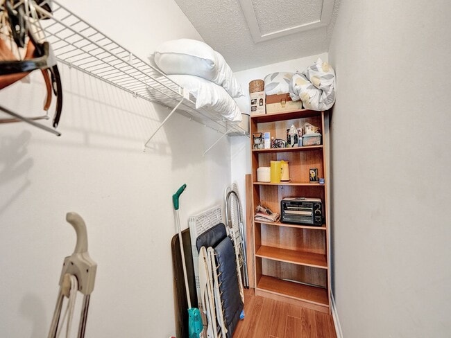 Building Photo - Beautiful fully furnished 2 bedroom 1.5 bath.