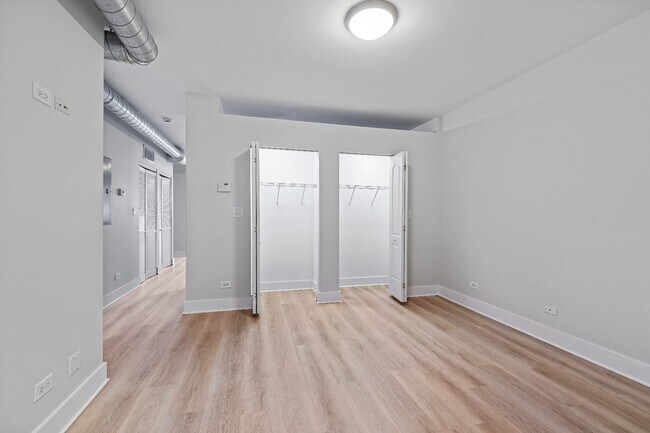 Building Photo - 2 bed 2.5 bath Logan Square Duplex