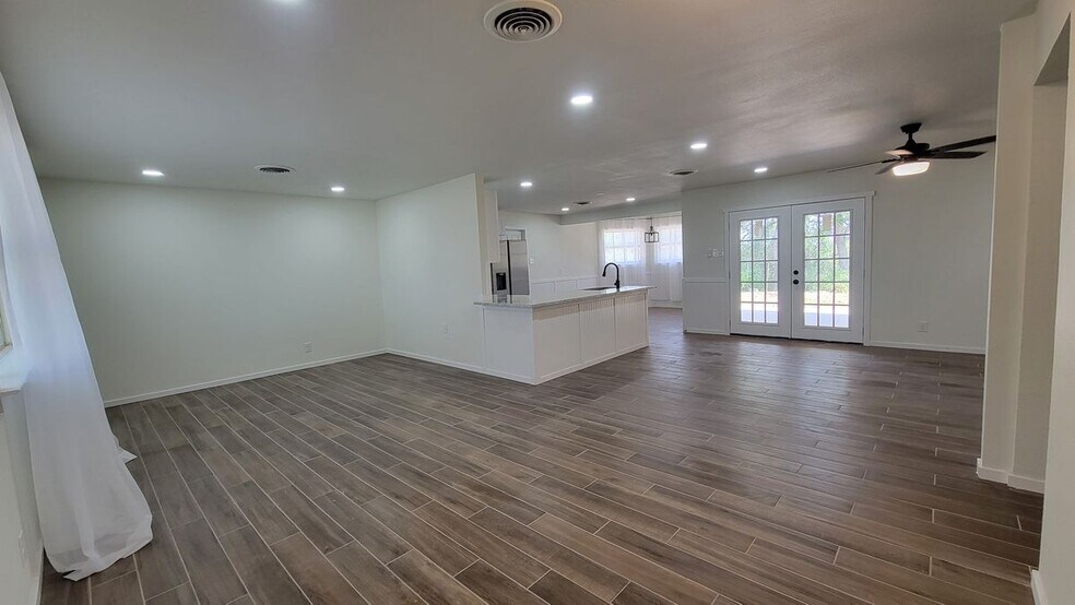 Building Photo - 129 Young Ave