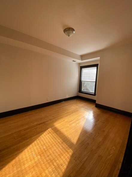 Building Photo - 1419 W Leland Ave