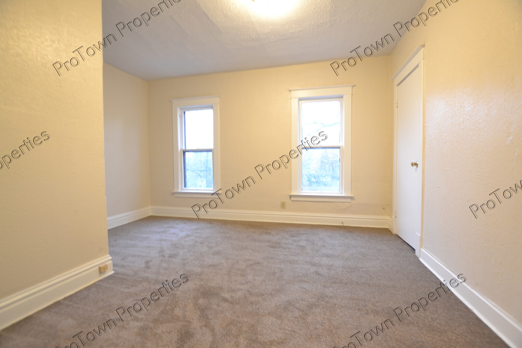 Building Photo - 724 E Washington St