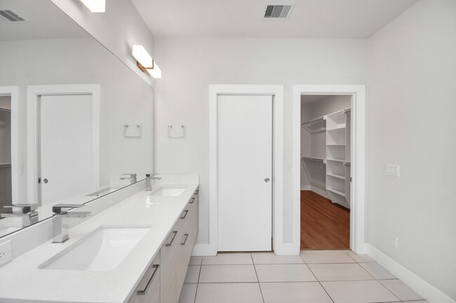 Building Photo - 4709 Oats St