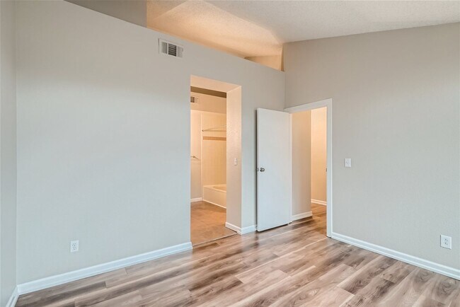 Building Photo - Desirable DTC Condo