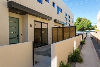 Building Photo - Newer Townhome in Downtown Albuquerque