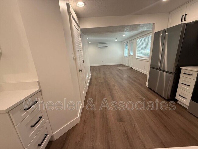 Building Photo - 3718-3718 Brinker Ave