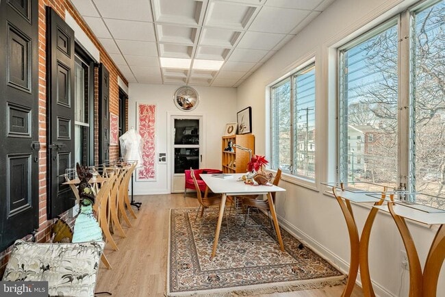 Building Photo - 305 S Walnut St