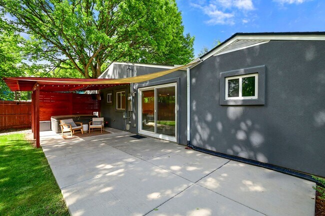 Building Photo - 820 Valley Rd