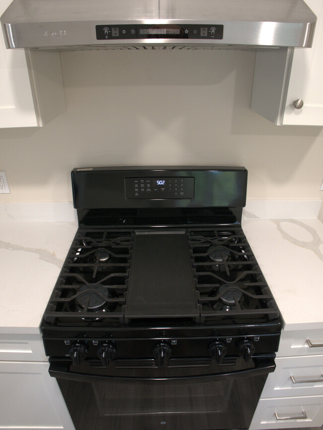 Gas Stove - 3639 S 272nd St