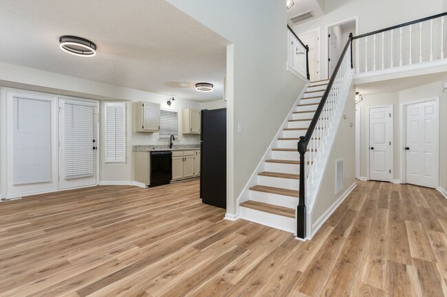 Building Photo - Beautifullly renovated home with easy access to I-26