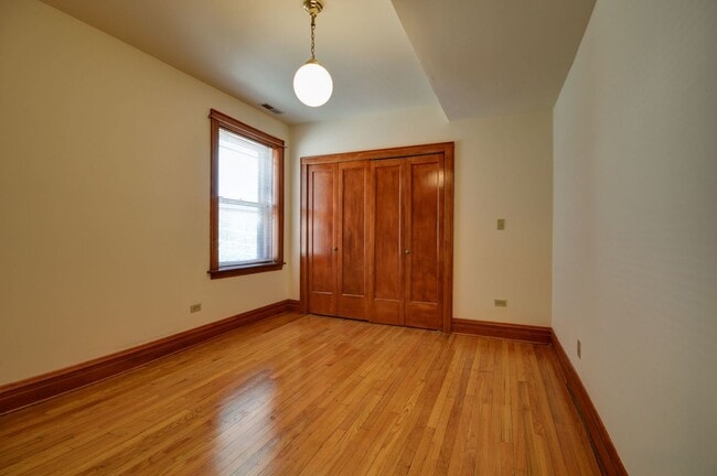 Building Photo - 706 W Wellington Ave
