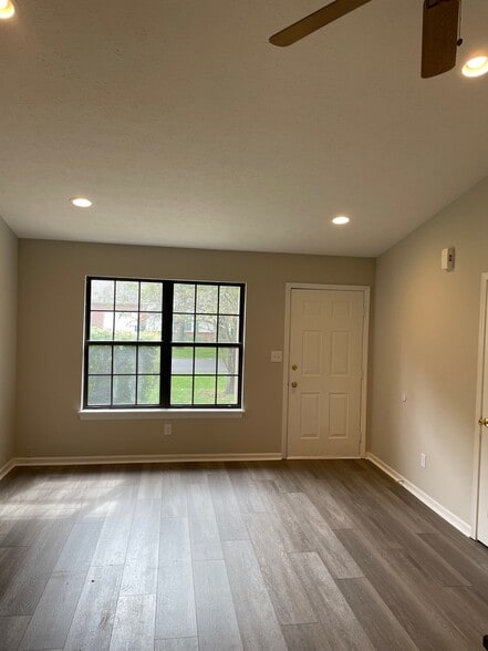 Building Photo - 10750 N Park Ave