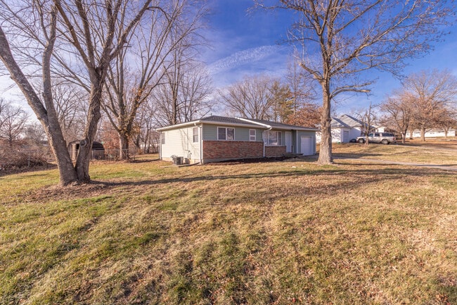 Building Photo - 2405 E Willowbrook