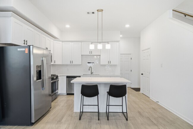 Primary Photo - 4615 Ireland St