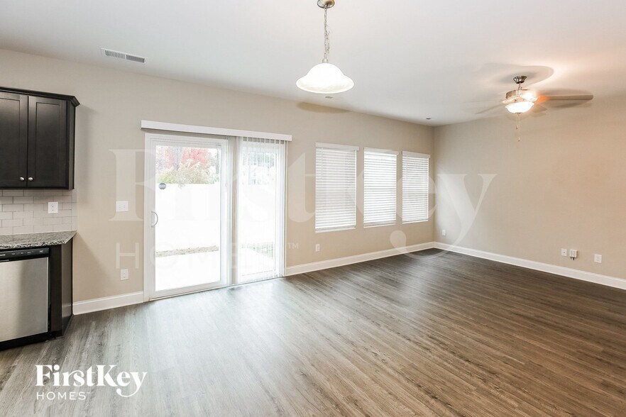 Building Photo - 9337 Sloan Forest Dr