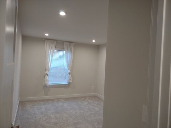 Building Photo - Superlative 6 Bedroom, 5 Bathroom Home in ...