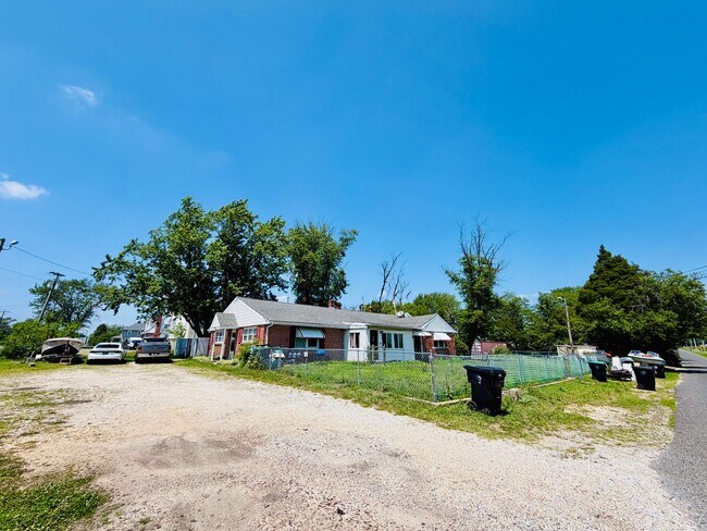 Building Photo - 501 Spring Rd