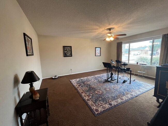 Building Photo - Large 4 bedroom with  yard