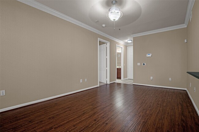 Building Photo - 7575 Kirby Dr