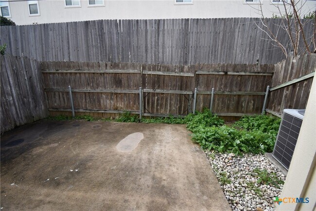 Building Photo - 2215 Dry Creek Dr