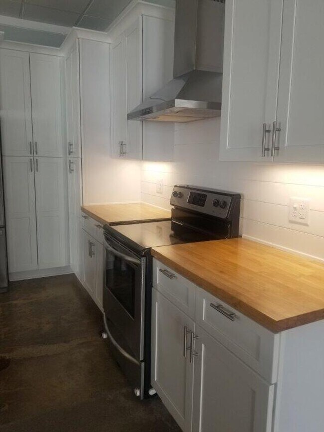 Building Photo - 6047 Wayne Memorial Dr