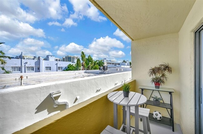 Building Photo - 1334 Collins Ave