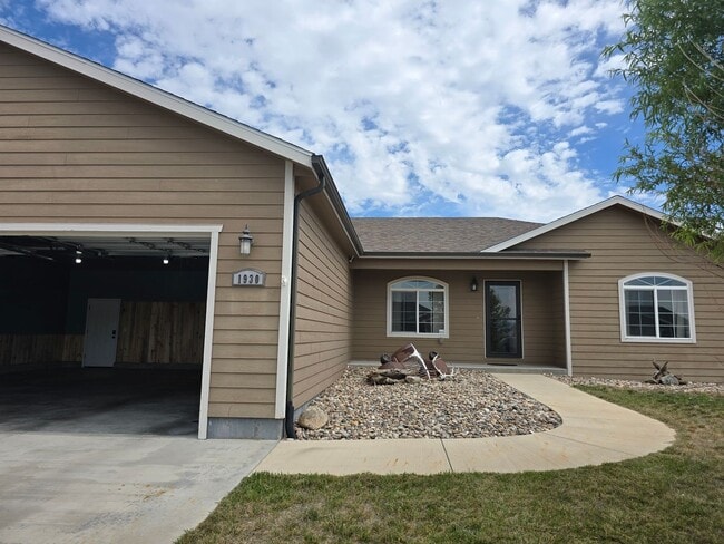 Building Photo - Newer One Level w/Huge Garage