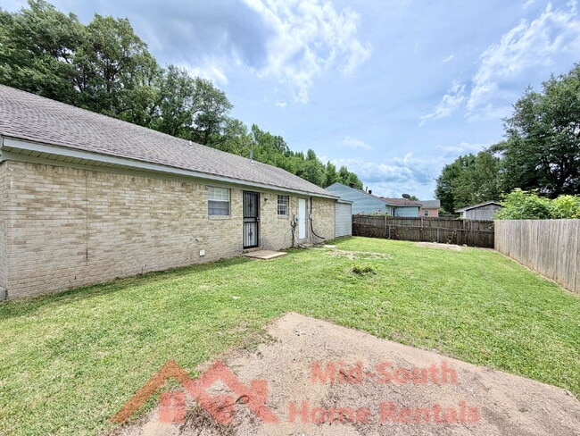 Building Photo - 4011 Double Tree St