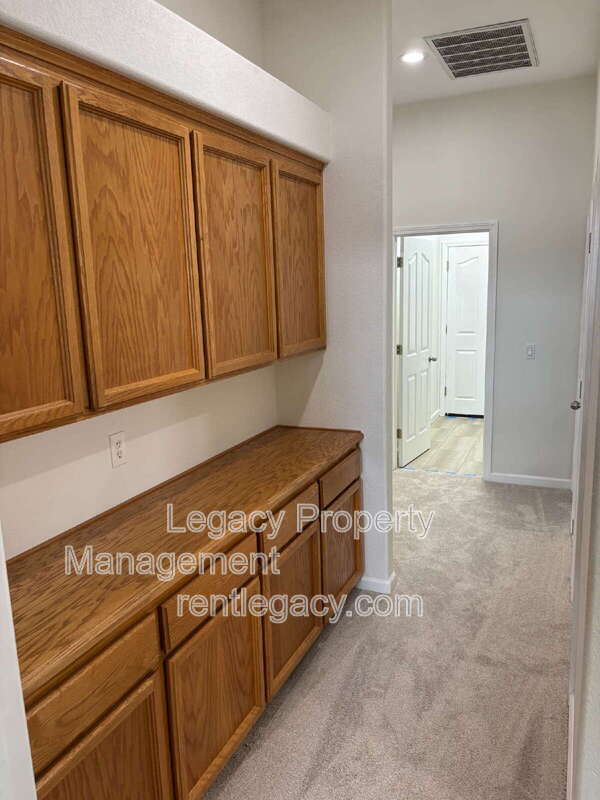 Building Photo - 3031 Daggett Dr