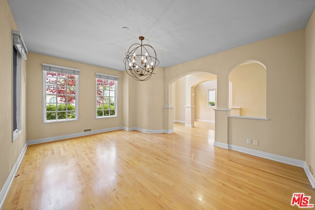 Building Photo - 248 S Swall Dr