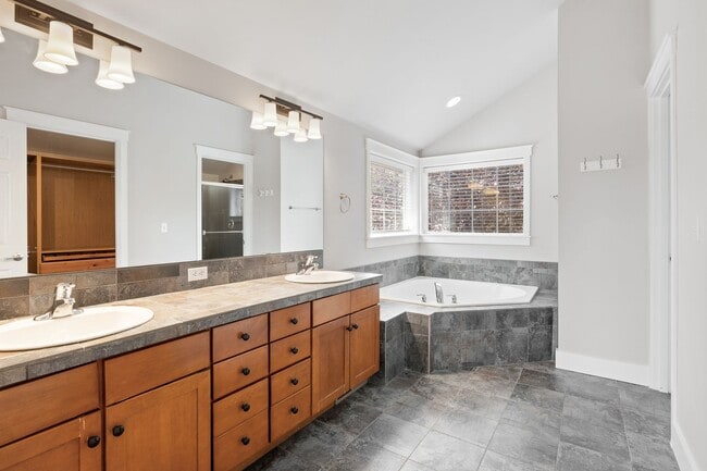 Building Photo - Stylish 3 bedroom townhome in Madison Valley!