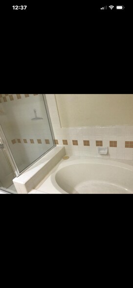 Building Photo - 10790 Rose Ave