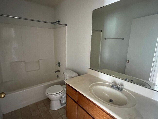 Building Photo - 2704 Alma Dr