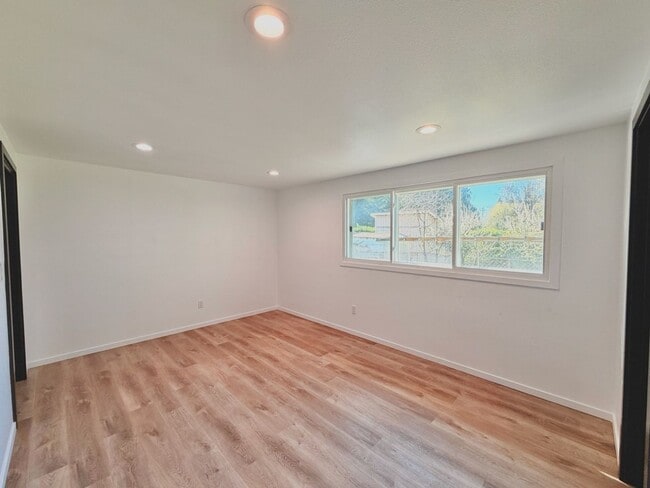 Building Photo - Charming 4BR Home with Huge Yard - W/D and Garage