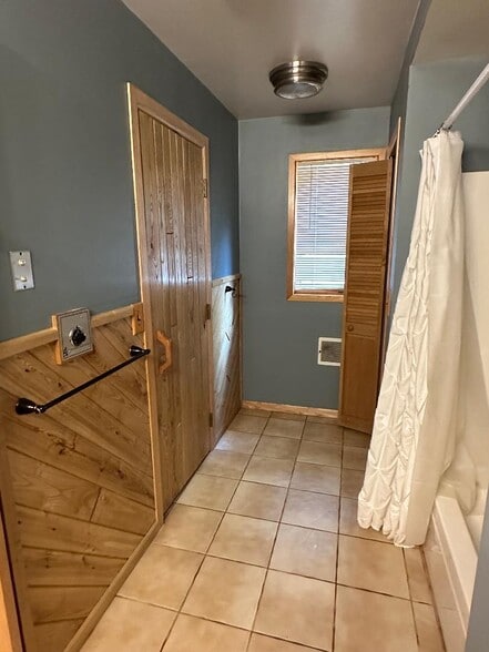 Building Photo - 8037 E Shore Dr