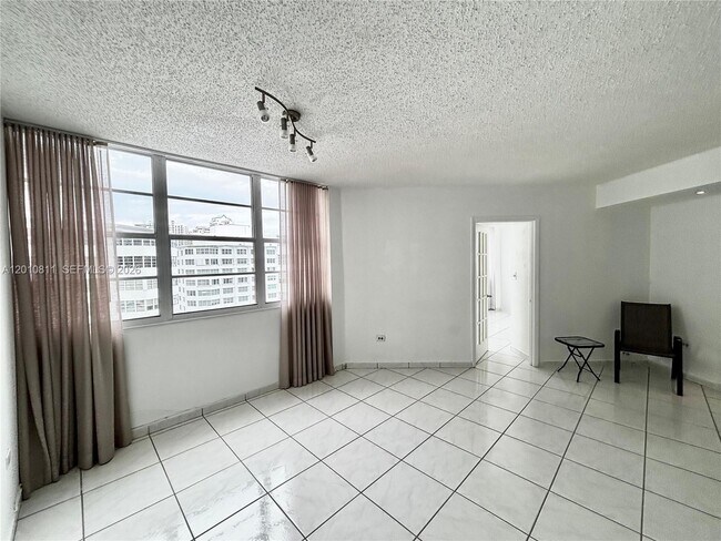 Building Photo - 999 Brickell Bay Dr