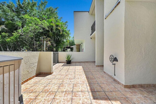 Building Photo - 9133 Fontainebleau Blvd